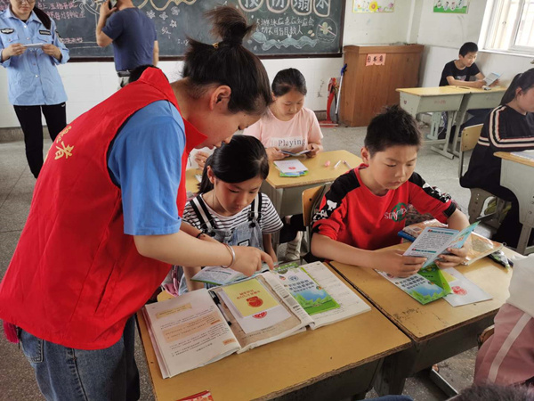 六镇镇：多部门联合，筑牢校园安全防线2.jpg