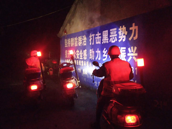 图为大墅镇开展夜间巡逻，保障辖区群众生命财产安全.JPG