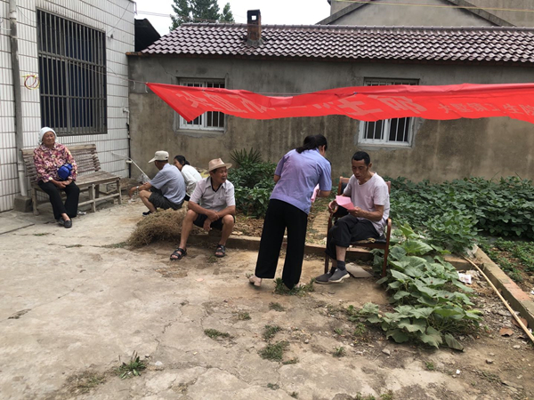 图为司法所工作人员对章辉村群众进行灾后防疫知识宣传.jpg