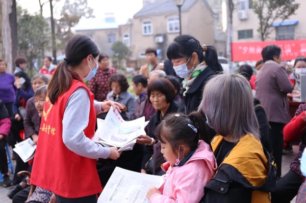 为群众开展民生工程宣传_副本.jpg