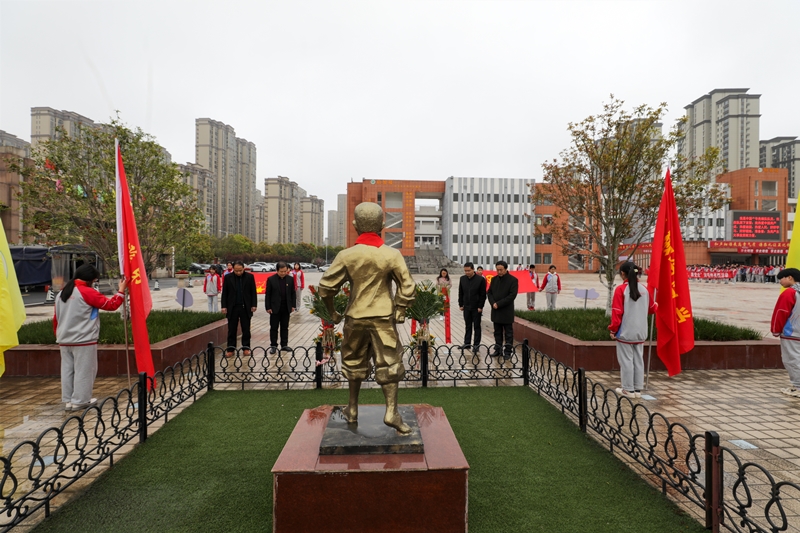 第四中学祭扫该校烈士邰燕胜 (1).jpg