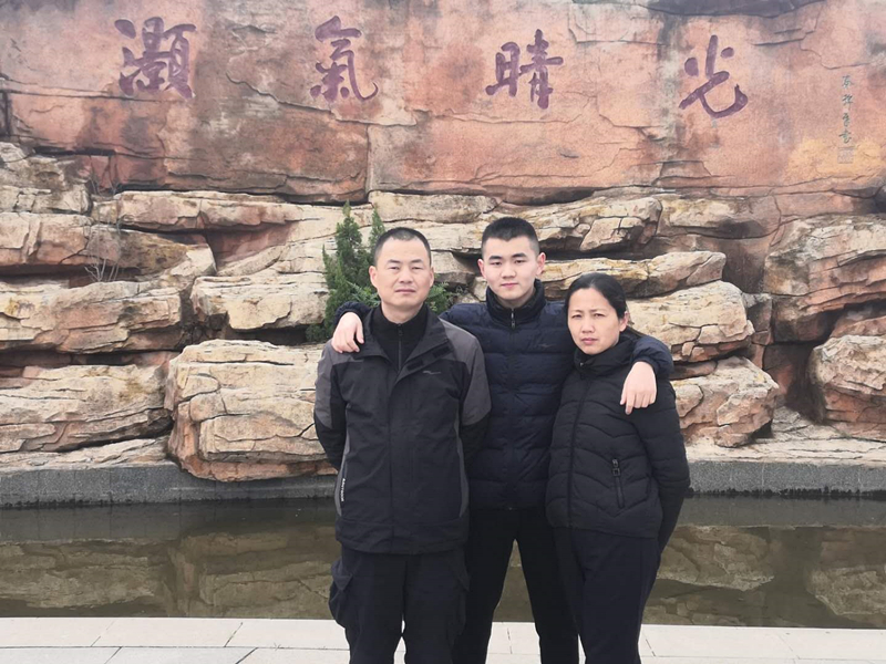 李春宏一家三口一起出游拍照留念1.jpg