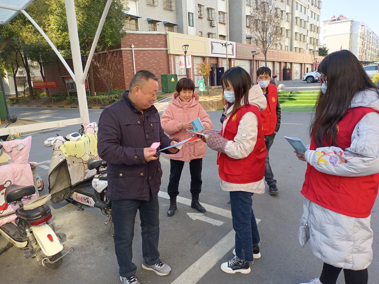 社区志愿者向居民群众讲解宪法知识.jpg